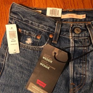 Aritiza Levi’s Wedgie Jeans
